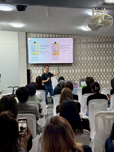 ภาพบรรยากาศ การเรียนดัดผมดิจิตอล ภาคทฤษฎีช่วงเช้าค่ะ