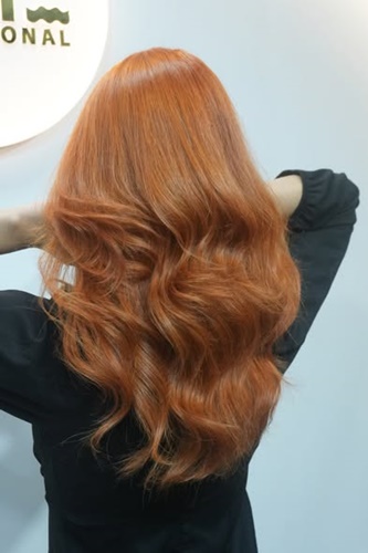 ทำไมสีย้อมผมสีส้ม ถึงมีเนื้อครีมสีม่วง?