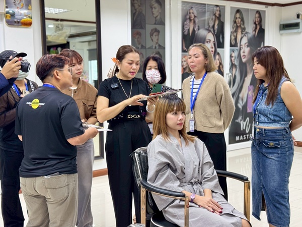 ภาพบรรยากาศ คอร์สเรียนทำสีผมแฟชั่น วันที่ 2
