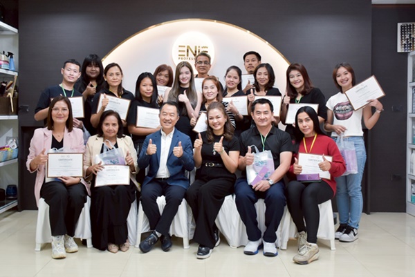 ภาพรับใบประกาศคอร์สเรียนทำสีแฟชั่น