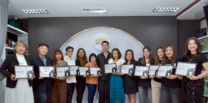 ภาพรับใบประกาศณียบัตร คอร์สเรียนตัด และดัด ขั้นสูง